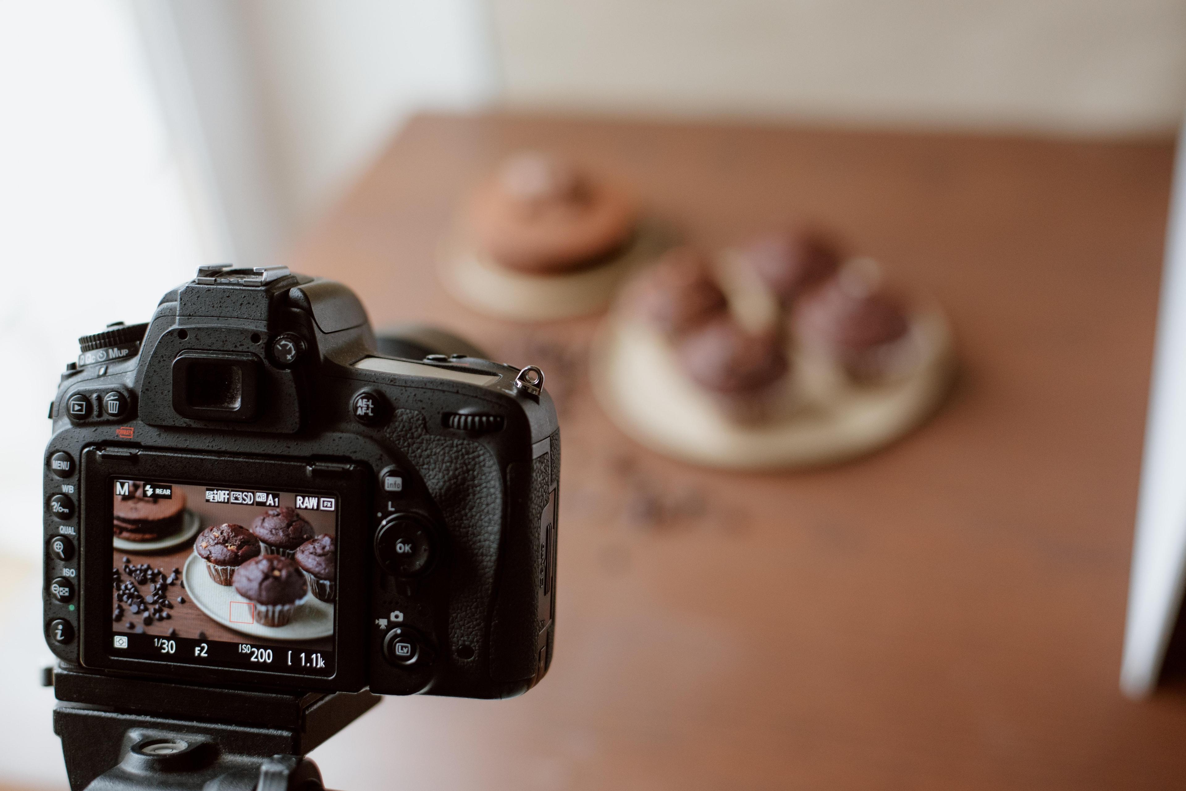 Camera et pancakes en arrière plan